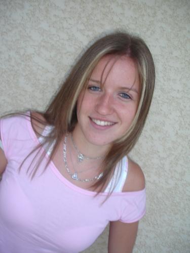 C cindy ri1 a dire sur el une meuf ravissante  el a un bo sourir ( change po jte kiff grav )